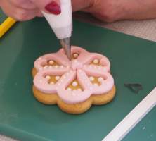Decorating a spring flower cookie