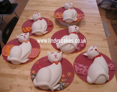 cake carving workshop - The finished cat cakes
