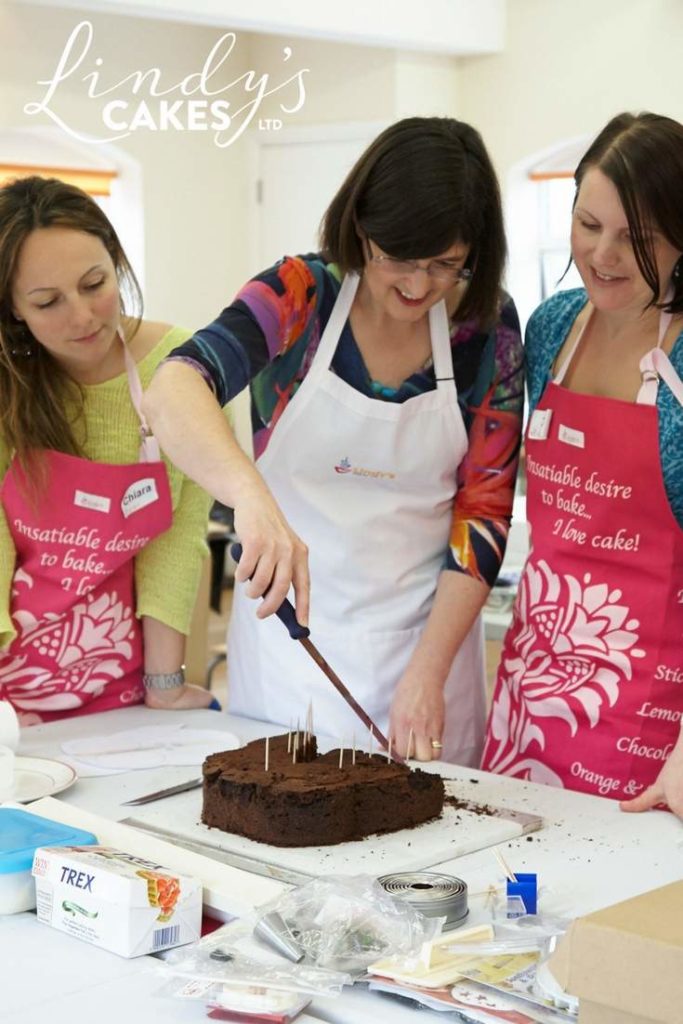 Carving cakes tips from cake decorating expert Lindy Smith