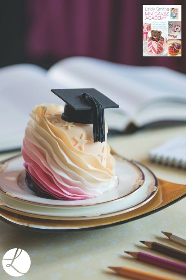 graduation honours mini cake by Lindy Smith