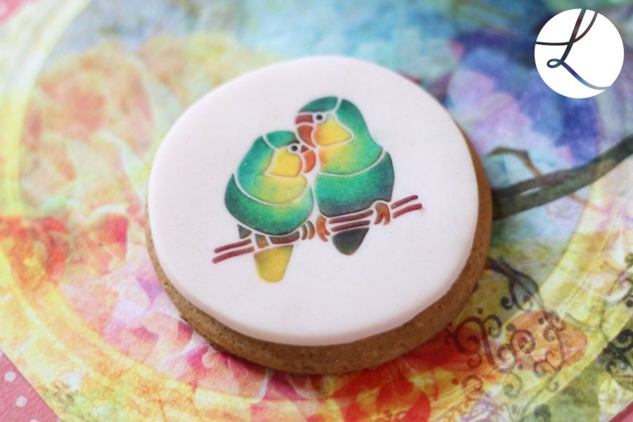 lovebird stencilled cookie by cake designer Lindy Smith