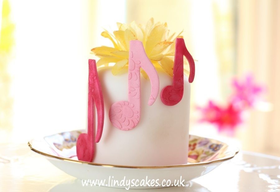 musical notes mini cake by Lindy Smith