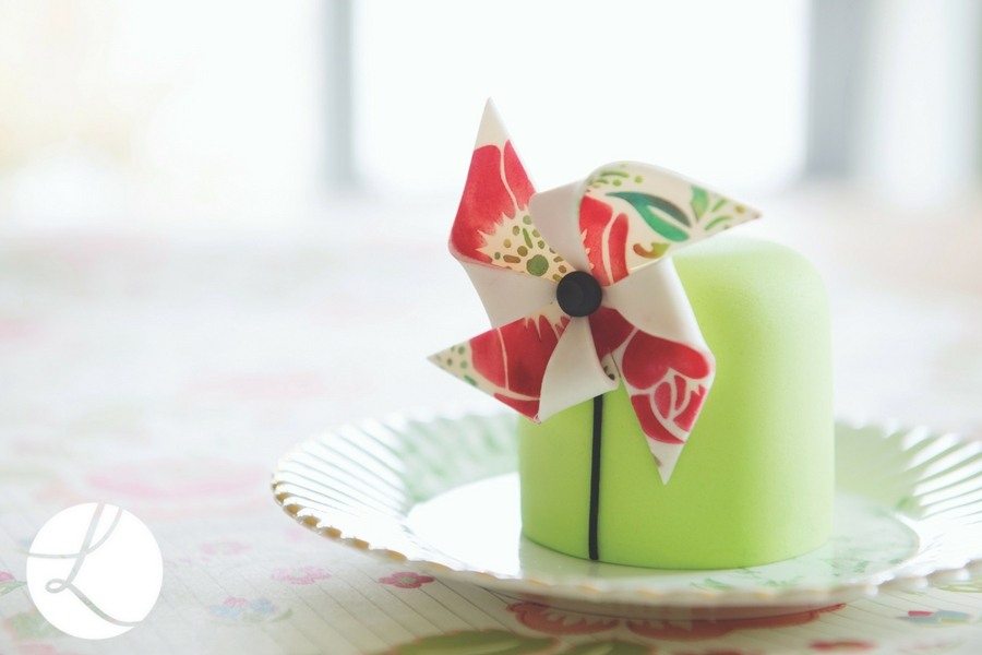 Simple pin wheel mini cake by cake designer Lindy Smith