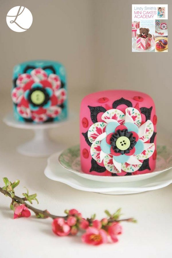 Prize winning rosettes mini cakes by Lindy Smith