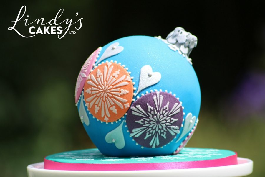 Christmas bauble cake stencilled with snowflakes by sugarcraft artist Lindy Smith
