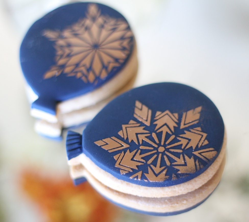 Christmas snowflake balloon cookies by sugarcraft artist Lindy Smith