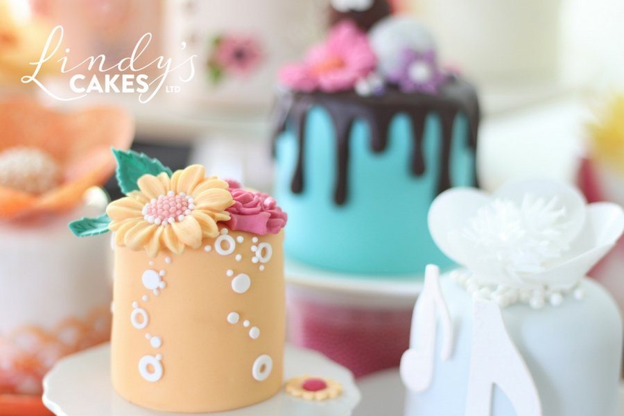 golden-flower-mini-cake-by-cake-designer-lindy-smith