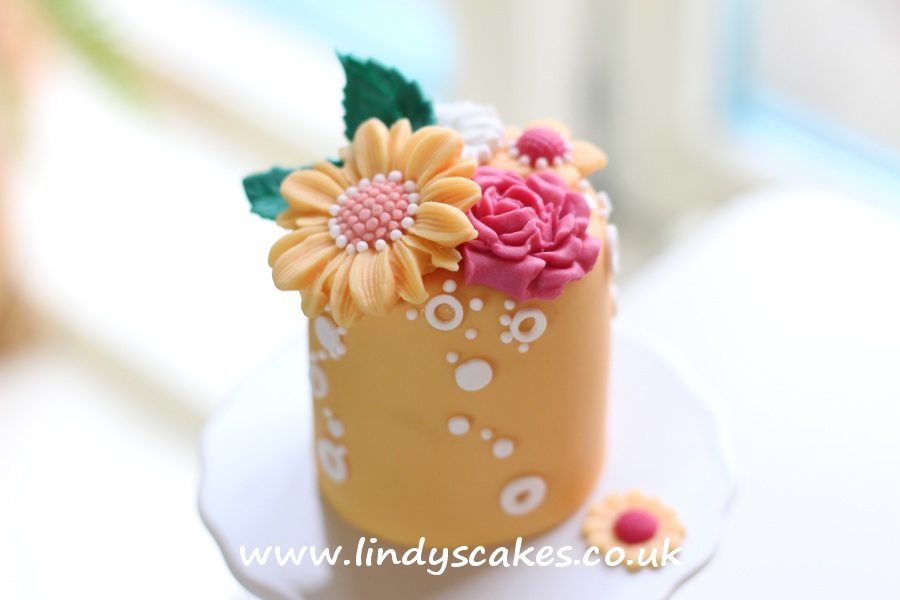 roses-galore-mould-first-impressions-molds-used-to-decorate-this pretty-2inch-mini-cake