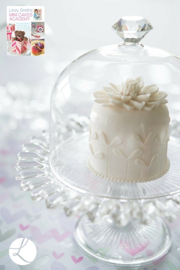 white-chrysanthemum-mini-cake-from-cake-decorating-expert-lindy-smiths-mini-cakes-academy-book