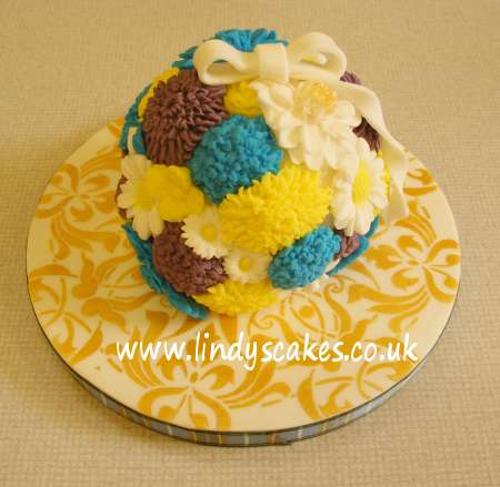 Learning to cover ball cakes with Lindy Smith at a Flower Posy Class