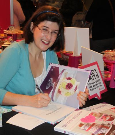 Lindy Signing her 'decorar pasteles' cake book in Barcleona