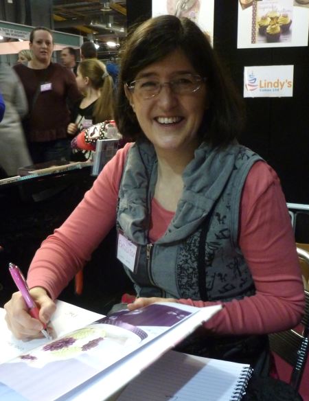 Lindy Smith signing copies of her contemporary cake decorating bible book