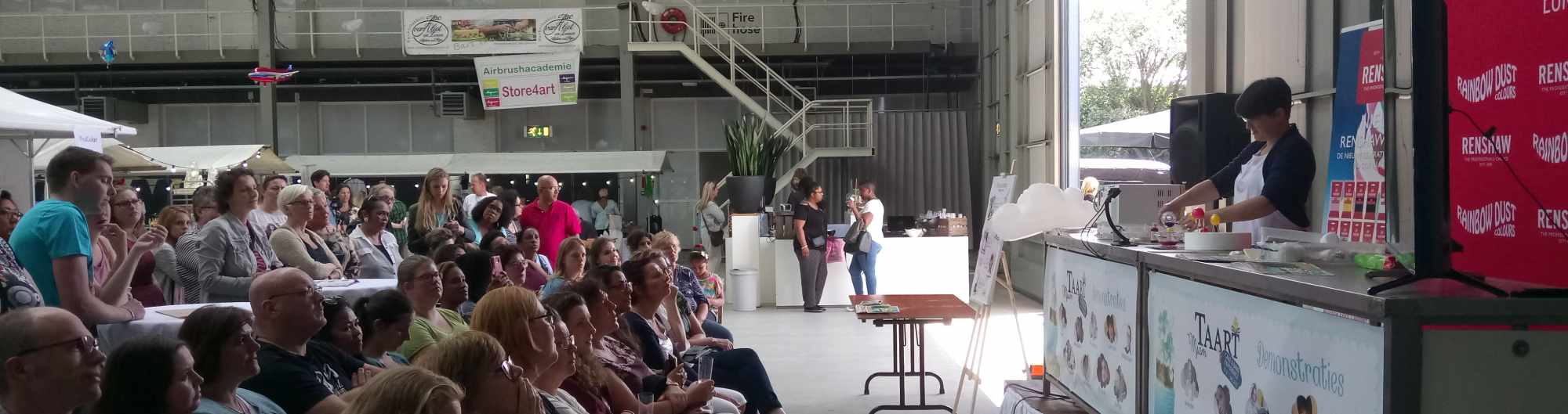 Lindy Smith demonstrating live on stage at MjamTaart cake and bake experience in The Hague, Holland