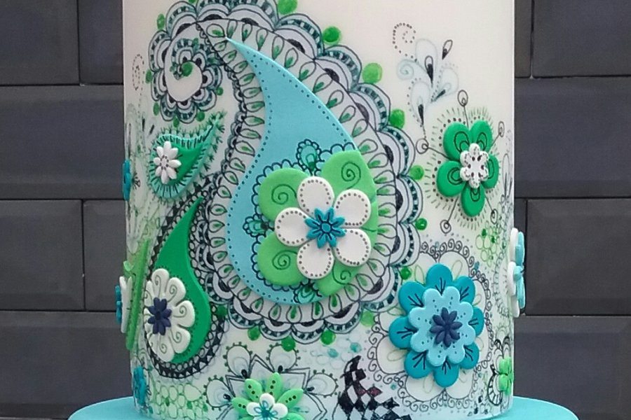 beautiful designed paisley doodle cake design by Lindy Smith