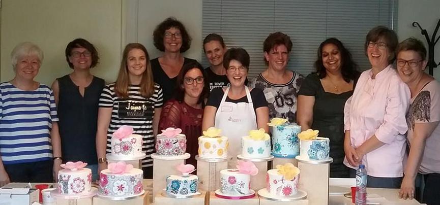 Teaching cake doodling at the Mjam Taart Cake and Bake Experience in Holland