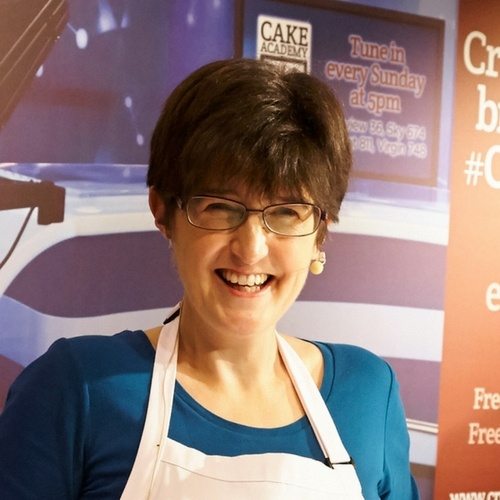 Feature Lindy Smith - demonstrating at the Crate and Craft TV stand at Cake International