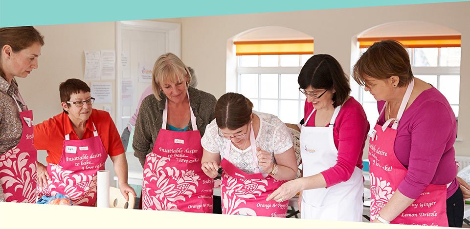 A Lindy's Cakes class being taught by Lindy Smith