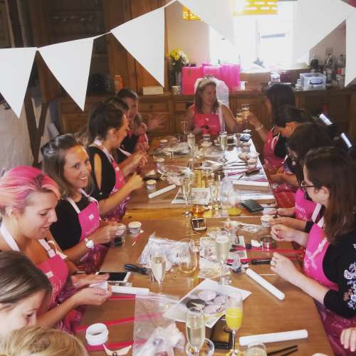 hen party ideas - a fabulous fun cake decorating class with award winning cake designer Lindy Smith