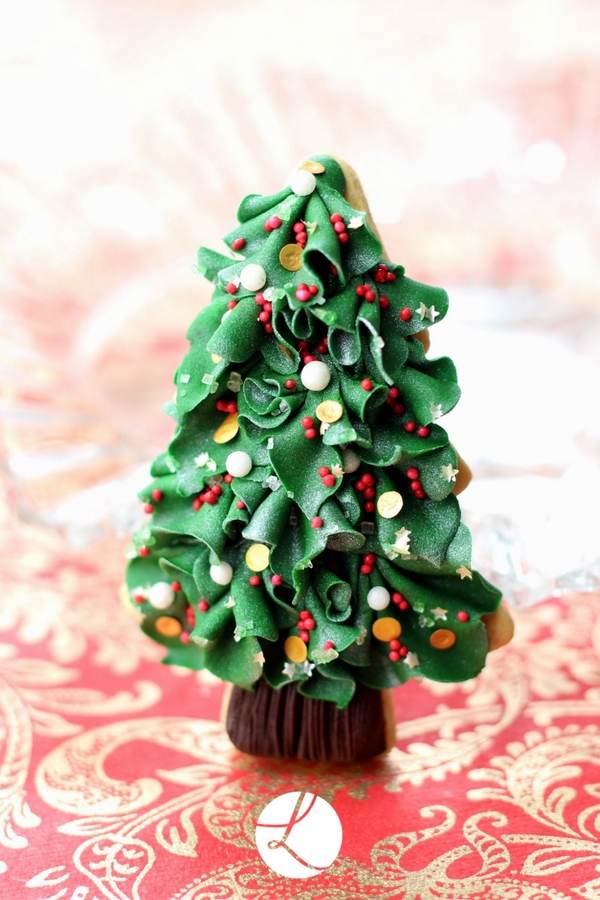 Christmas tree cookie by Lindy Smith as seen in the November issue of Cake Decoration and Sugarcraft magazine