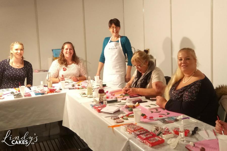 International guest Lindy smith teaching cake decorating at KUCHENLIEBE show