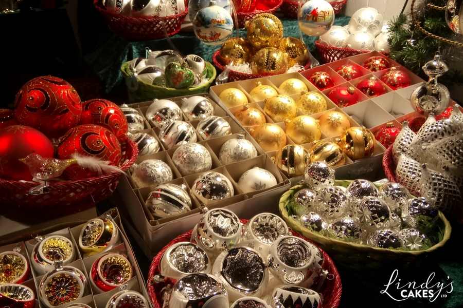 KUCHENLIEBE - a traditional glass bauble stand
