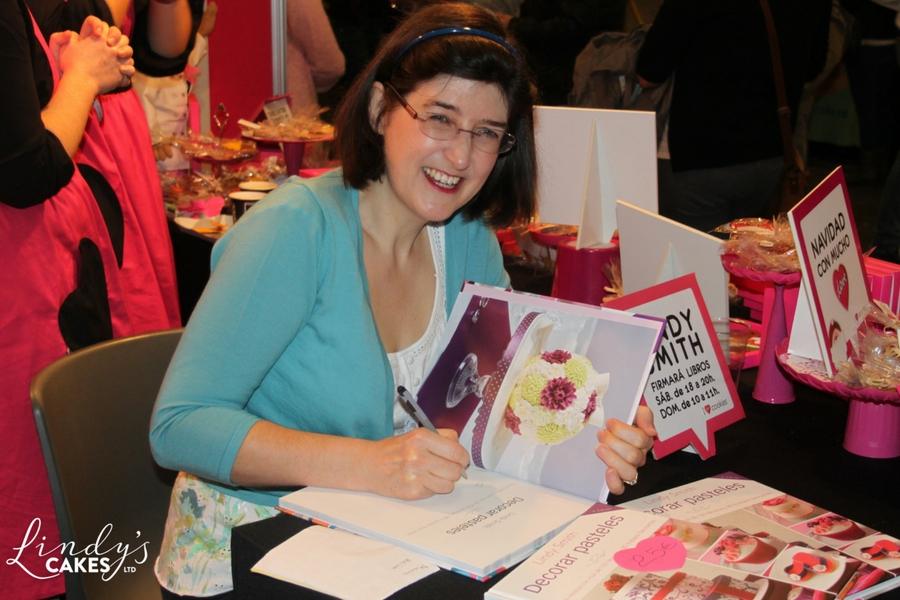 International tutor, Lindy Smith, signing her 'Decorar Pasteles' cake book in Barcelona