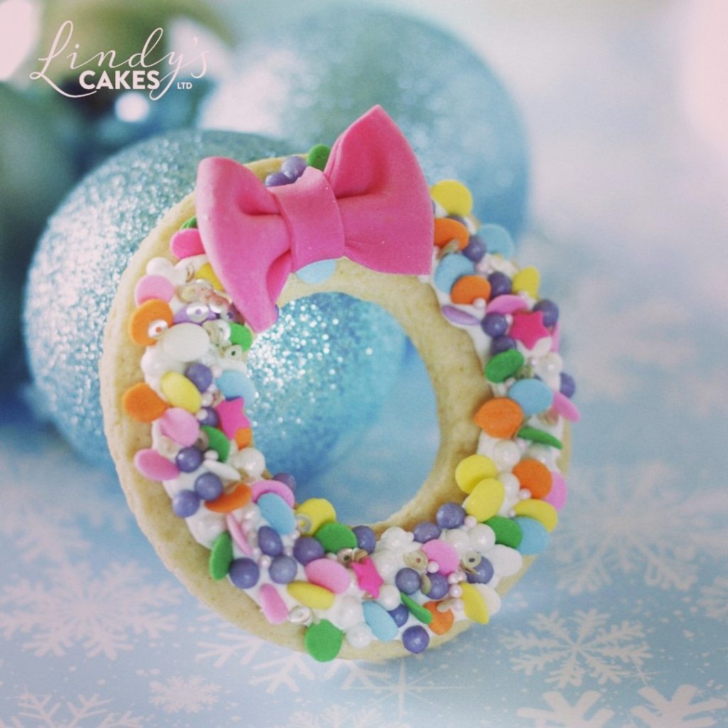 Christmas wreath decorated cookie by Lindy Smith