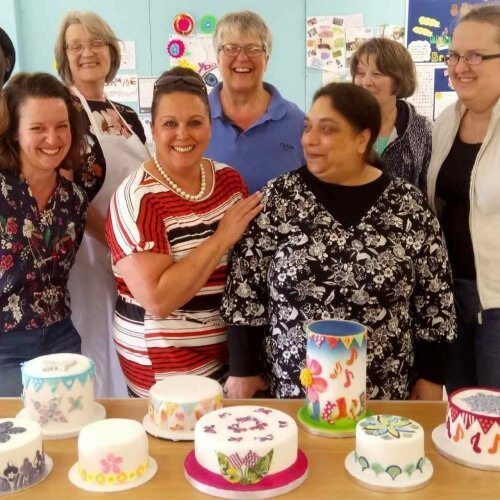 group sugarcraft and cake decorating classes with cake decorating expert Lindy Smith