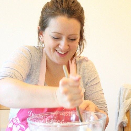 young mum mixing at a cake decorating class with Lindy