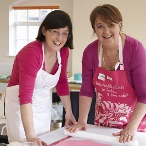 learn-with-lindy-smith-classes-large-and-small-for-beginners-and-expert-cake-decorators