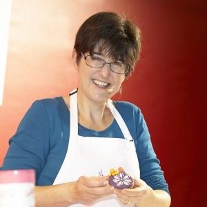 Cake decorating demonstrations by Lindy Smith - Lindy loves an audience