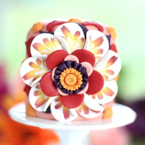 join Lindy Smith for a cake decorating workshop anmd learn amazing sugarcraft skills
