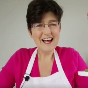 sugarcraft classes with experienced teacher and cake decorating expert Lindy Smith